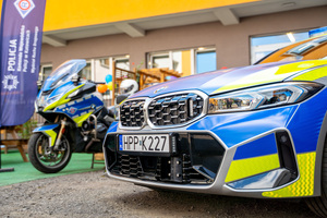 Oznakowany radiowóz policyjny i oznakowany motocykl policyjny