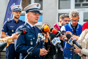 Policjant udzielający wywiadu
