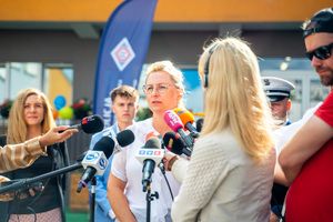 Kobieta udzielająca wywiadu