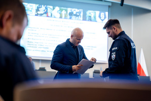 mężczyznę i umundurowany funkcjonariusz policji