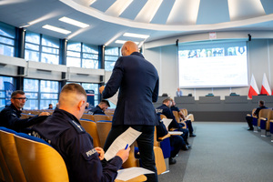umundurowani funkcjonariusze policji na sali