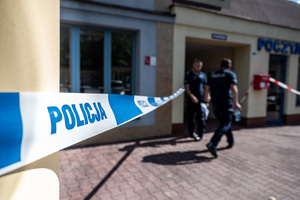 funkcjonariuszy policji i miejsce oddzielone taśmą policyjną