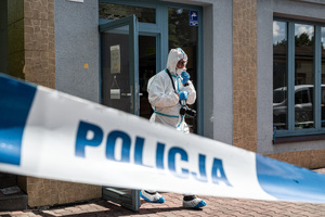 funkcjonariusz policji ubranego w kombinezon ochronny
