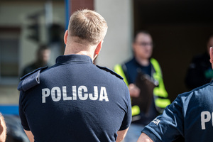 umundurowany funkcjonariusz policji