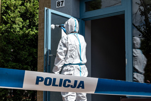 funkcjonariusz policji ubrany w kombinezon ochronny