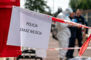 kartkę z napisem policja zakaz wejścia