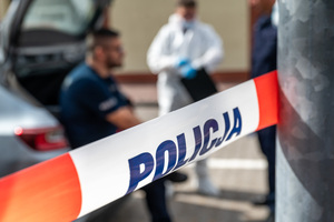 umundurowany funkcjonariusz policji i nieumundurowany funkcjonariusz policji