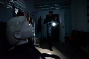 umundurowanych funkcjonariuszy policji z latarką w ciemnym pomieszczeniu