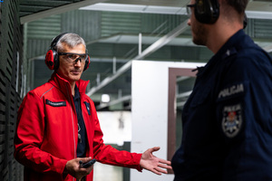 umundurowany funkcjonariusz policji i instruktor strzelań policyjnych