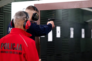 umundurowany funkcjonariusz policji i instruktor strzelań policyjnych