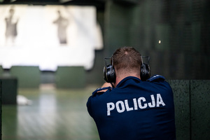 umundurowany funkcjonariusz policji