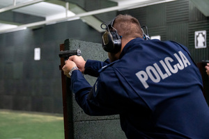 umundurowany funkcjonariusz policji
