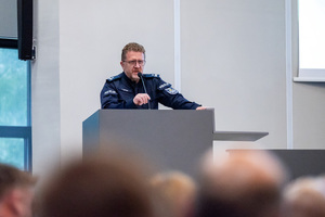 umundurowany funkcjonariusz policji