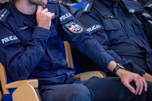 umundurowany funkcjonariusz policji