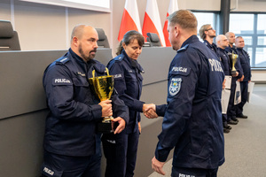 umundurowanych funkcjonariuszy policji