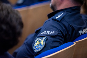 umundurowany funkcjonariusz policji