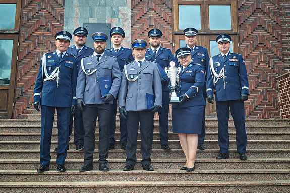 dziewięciu funkcjonariuszy policji w tym policjantka z pucharem