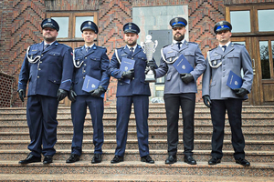 pięciu umundurowanych funkcjonariuszy policji