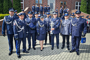 funkcjonariuszy policji z pucharem