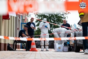umundurowanych funkcjonariuszy policji i funkcjonariuszy ubranych w kombinezon ochronny
