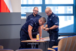 Trzech umundurowanych funkcjonariuszy policji