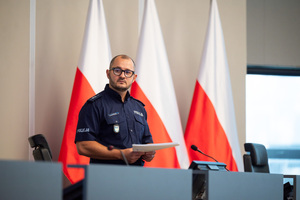 Umundurowanego funkcjonariusza policji