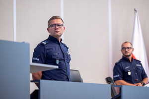 dwóch umundurowanych funkcjonariuszy policji