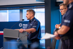 dwóch umundurowanych funkcjonariuszy policji