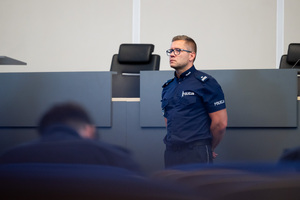 umundurowanego funkcjonariusza policji
