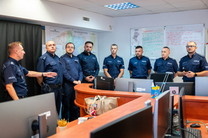 ośmiu umundurowanych funkcjonariuszy policji