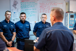 czterech umundurowanych funkcjonariuszy policji