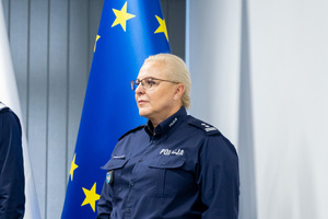 umundurowana funkcjonariuszkę policji