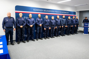 umundurowanych funkcjonariuszy policji stojących w rzędzie