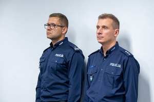 dwóch umundurowanych funkcjonariuszy policji