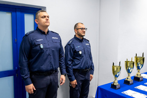 dwóch umundurowanych funkcjonariuszy policji