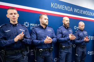 umundurowanych funkcjonariuszy policji