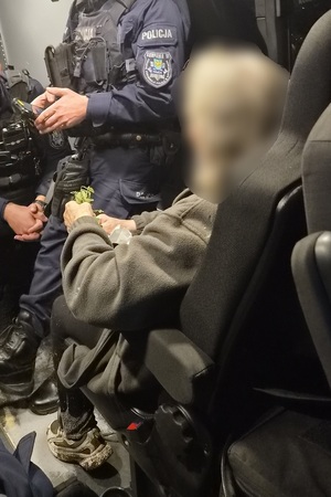 Na zdjęciu zaginiona 79-latka w radiowozie z policjantami