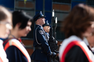 Na zdjęciu trzej policjanci kompanii honorowej