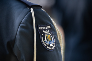 Zbliżenie na naszywkę orkiestry Komendy Wojewódzkiej Policji