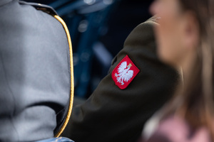 Zbliżenie na naszywkę z godłem Polski