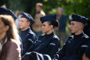 Na zdjęciu policjantka i policjanci w umundurowaniu ćwiczebnym podczas uroczystości