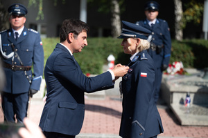 Na zdjęciu wojewoda Śląski przypina medal policjantce