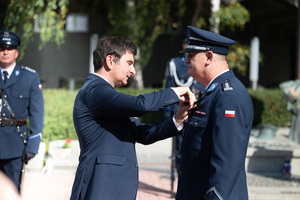 Na zdjęciu wojewoda Śląski przypina medal policjantowi