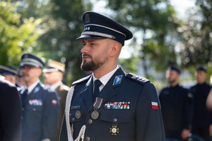 Zbliżenie na policjanta w mundurze galowym