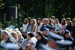 Zdjęcie przedstawia uczestników uroczystości.