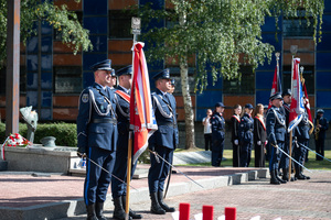Na zdjęciu policjanci kompanii honorowej z sztandarami przed budynkiem Komendy Wojewódzkiej policji w katowicach