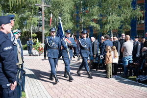 Na zdjęciu policjanci niosący sztandar