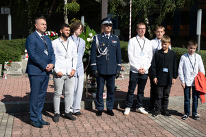 Na zdjęciu komendant wojewódzki z uczestnikami uroczystości