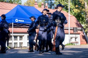 uczniowie klasy mundurowej podczas musztry