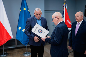 Na zdjęciu osoba wyróżniona podczas wręczenia wyróżnienia.